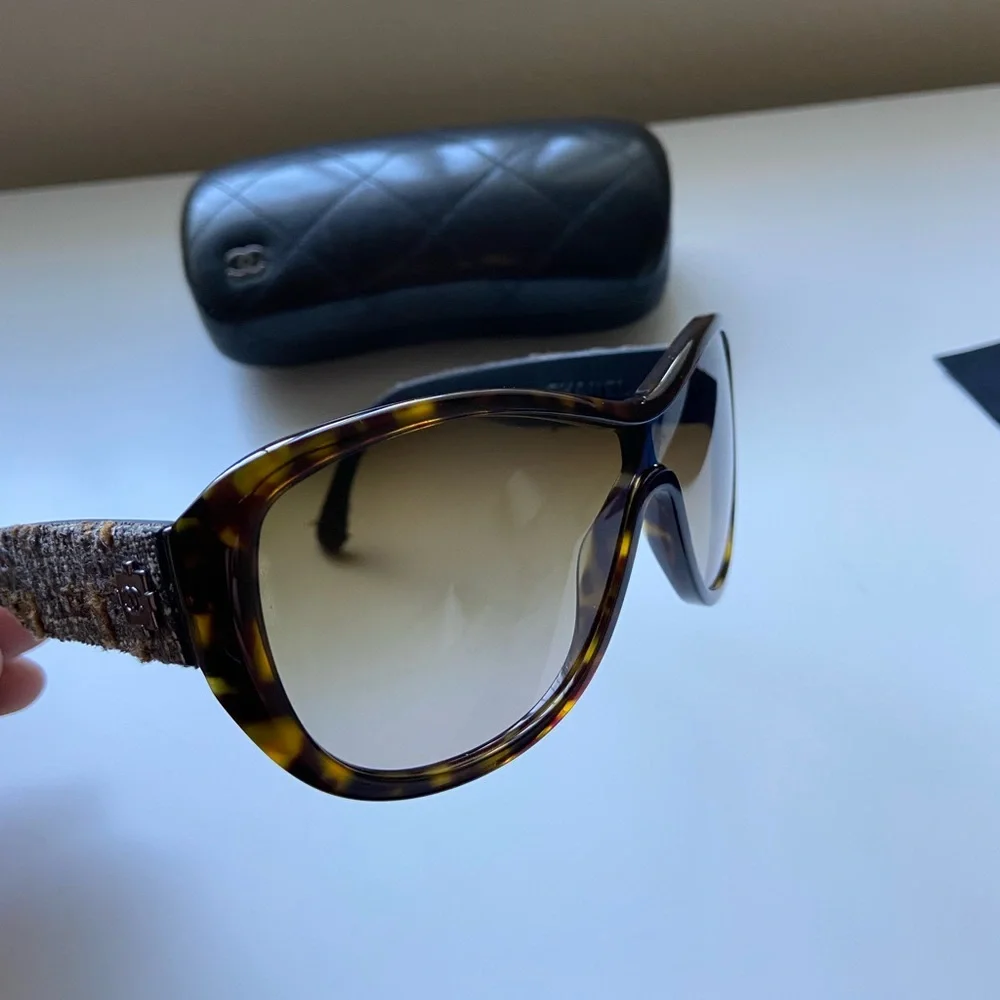 CHANEL authentic come